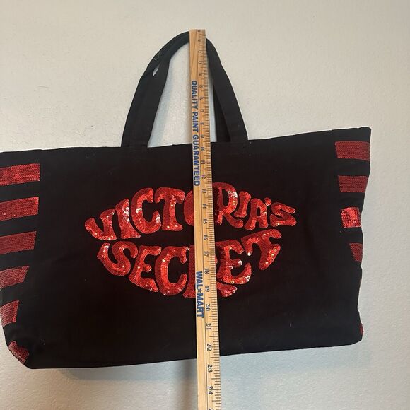 Victoria's Secret Sequin Lip Zip Shoulder Tote Weekend Duffle Gym Black Bag EUC - Picture 4 of 6